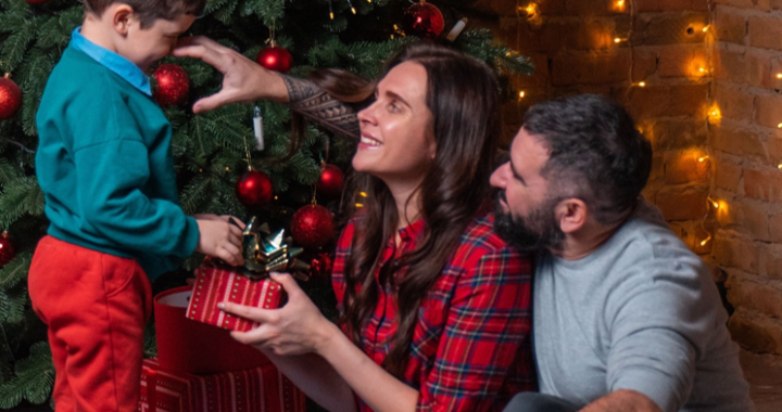 Finding Modern Love Through the Christmas Tree: A Guide to App Dating during the Holidays